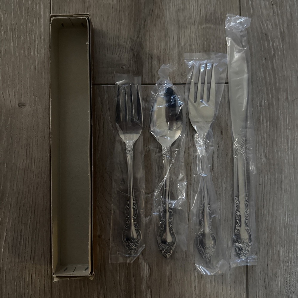 New w/box ROGERS CO / STANLEY ROBERTS Silverware 4‎ Piece Place Setting LISETTE
